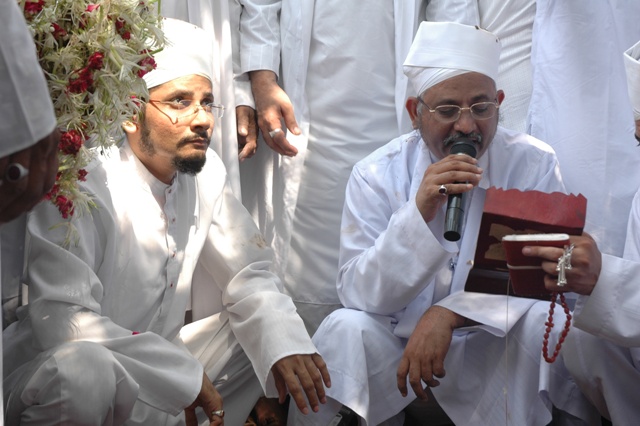 Maazoon saheb (dm) reciting sadaqallah near the madfan (place of burial) of Mukaasir saheb (ra) in the sahen of Saiyedna Shehaabuddin saheb (qr)